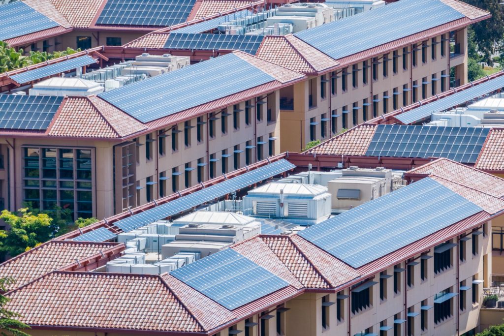 paneles solares instalados en los tejados de tejas Castellón